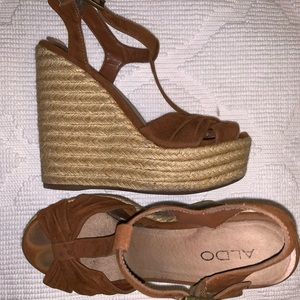 Brown strapping wedges